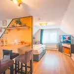Sleeping - Red House - Grosses Haus Fuer Gruppen Mit 2 - 15 Betten - 2 Kuechen - Parkplaetze - Self Check-in Bielefeld