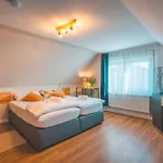 Dom wakacyjny Sleeping - Red House - Grosses Haus Fuer Gruppen Mit 2 - 15 Betten - 2 Kuechen - Parkplaetze - Self Check-in