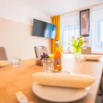 Sleeping - Red House - Grosses Haus Fuer Gruppen Mit 2 - 15 Betten - 2 Kuechen - Parkplaetze - Self Check-in Dom wakacyjny
