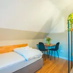 Dom wakacyjny Sleeping - Red House - Grosses Haus Fuer Gruppen Mit 2 - 15 Betten - 2 Kuechen - Parkplaetze - Self Check-in