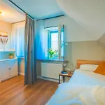 Sleeping - Red House - Grosses Haus Fuer Gruppen Mit 2 - 15 Betten - 2 Kuechen - Parkplaetze - Self Check-in