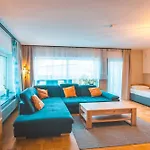 Sleeping - Red House - Grosses Haus Fuer Gruppen Mit 2 - 15 Betten - 2 Kuechen - Parkplaetze - Self Check-in