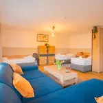 Sleeping - Red House - Grosses Haus Fuer Gruppen Mit 2 - 15 Betten - 2 Kuechen - Parkplaetze - Self Check-in Bielefeld
