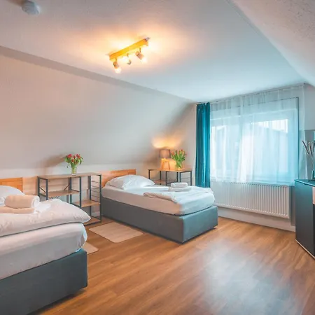 Ferienhaus Sleeping - Red House - Großes Haus Für Gruppen Mit 2 - 15 Betten - 2 Küchen - Parkplätze - Self Check-in Bielefeld
