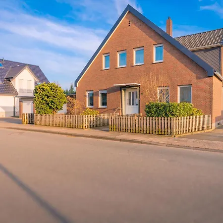 Sleeping - Red House - Grosses Haus Fuer Gruppen Mit 2 - 7 Schlafzimmern - 2 Kuechen - Parkplaetze - Self Check-in Vakantiehuis Bielefeld