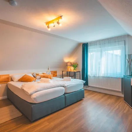 Feriehus Sleeping - Red House - Grosses Haus Fuer Gruppen Mit 2 - 15 Betten - 2 Kuechen - Parkplaetze - Self Check-in