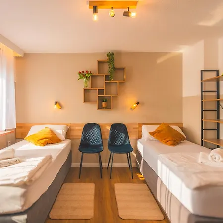 Sleeping - Red House - Großes Haus Für Gruppen Mit 2 - 15 Betten - 2 Küchen - Parkplätze - Self Check-in Ferienhaus Bielefeld