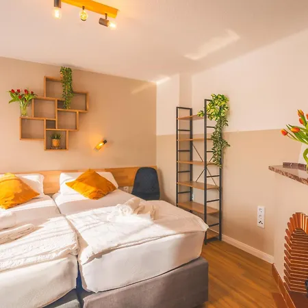 Sleeping - Red House - Grosses Haus Fuer Gruppen Mit 2 - 15 Betten - 2 Kuechen - Parkplaetze - Self Check-in