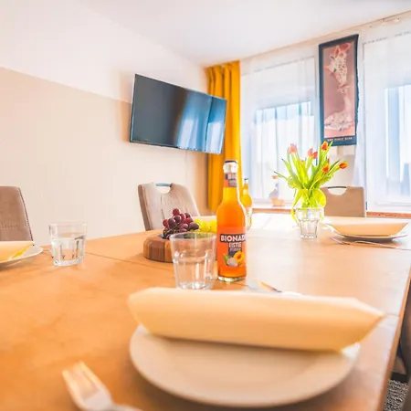 Sleeping - Red House - Grosses Haus Fuer Gruppen Mit 2 - 15 Betten - 2 Kuechen - Parkplaetze - Self Check-in Feriehus