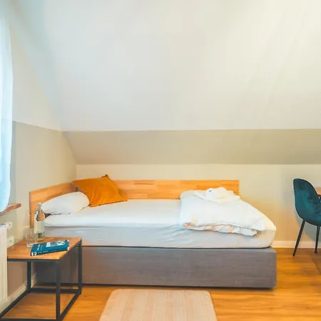 Sleeping - Red House - Grosses Haus Fuer Gruppen Mit 2 - 15 Betten - 2 Kuechen - Parkplaetze - Self Check-in * Bielefeld
