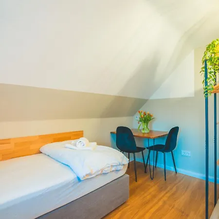 Ferienhaus Sleeping - Red House - Großes Haus Für Gruppen Mit 2 - 15 Betten - 2 Küchen - Parkplätze - Self Check-in