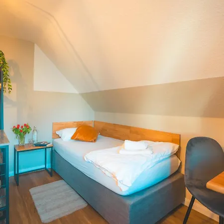Sleeping - Red House - Grosses Haus Fuer Gruppen Mit 2 - 15 Betten - 2 Kuechen - Parkplaetze - Self Check-in Feriehus *