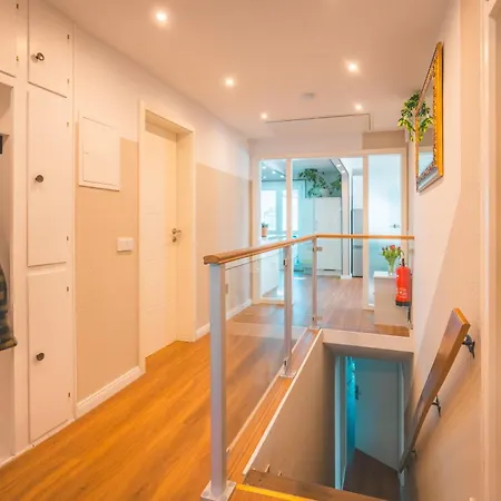 Sleeping - Red House - Grosses Haus Fuer Gruppen Mit 2 - 15 Betten - 2 Kuechen - Parkplaetze - Self Check-in