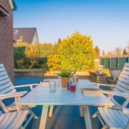Sleeping - Red House - Grosses Haus Fuer Gruppen Mit 2 - 15 Betten - 2 Kuechen - Parkplaetze - Self Check-in Feriehus *
