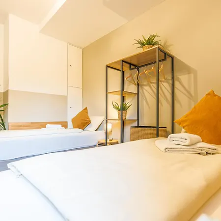 Sleeping - Red House - Grosses Haus Fuer Gruppen Mit 2 - 15 Betten - 2 Kuechen - Parkplaetze - Self Check-in Feriehus