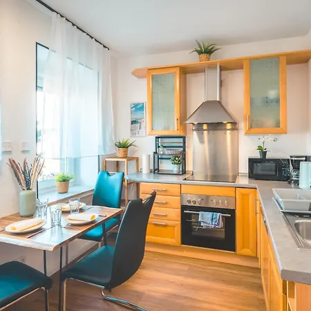 Feriehus Sleeping - Red House - Grosses Haus Fuer Gruppen Mit 2 - 15 Betten - 2 Kuechen - Parkplaetze - Self Check-in *