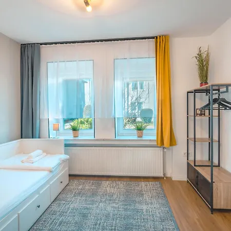 Sleeping - Red House - Grosses Haus Fuer Gruppen Mit 2 - 15 Betten - 2 Kuechen - Parkplaetze - Self Check-in Feriehus Bielefeld