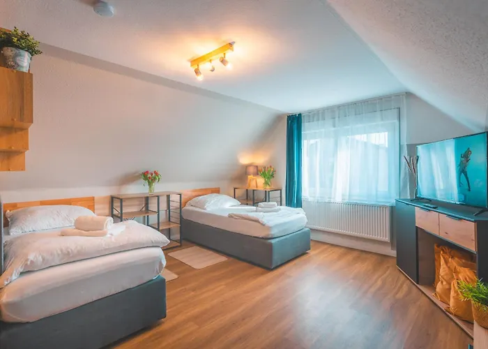 Ferienhaus Sleeping - Red House - Grosses Haus Fuer Gruppen Mit 2 - 15 Betten - 2 Kuechen - Parkplaetze - Self Check-in Bielefeld