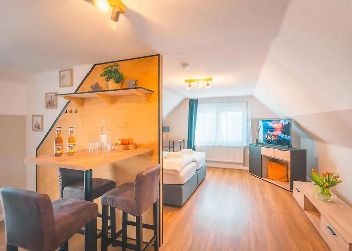 Sleeping - Red House - Grosses Haus Fuer Gruppen Mit 2 - 15 Betten - 2 Kuechen - Parkplaetze - Self Check-in Bielefeld