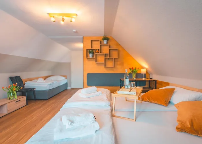 Sleeping - Red House - Grosses Haus Fuer Gruppen Mit 2 - 15 Betten - 2 Kuechen - Parkplaetze - Self Check-in Bielefeld