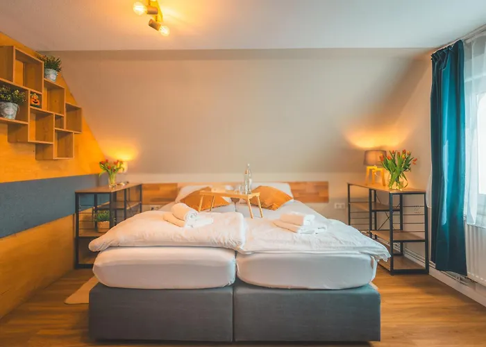 Sleeping - Red House - Grosses Haus Fuer Gruppen Mit 2 - 15 Betten - 2 Kuechen - Parkplaetze - Self Check-in Tatil Evi Bielefeld