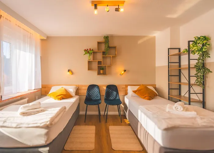 Sleeping - Red House - Grosses Haus Fuer Gruppen Mit 2 - 15 Betten - 2 Kuechen - Parkplaetze - Self Check-in Ferienhaus Bielefeld