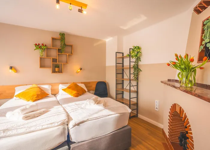 Sleeping - Red House - Grosses Haus Fuer Gruppen Mit 2 - 15 Betten - 2 Kuechen - Parkplaetze - Self Check-in