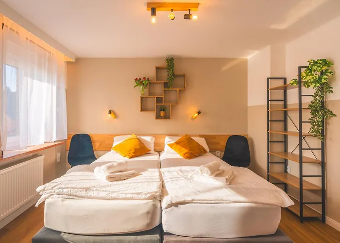 Sleeping - Red House - Grosses Haus Fuer Gruppen Mit 2 - 15 Betten - 2 Kuechen - Parkplaetze - Self Check-in Tatil Evi