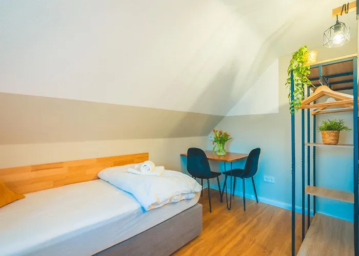 Nyaraló Sleeping - Red House - Grosses Haus Fuer Gruppen Mit 2 - 15 Betten - 2 Kuechen - Parkplaetze - Self Check-in