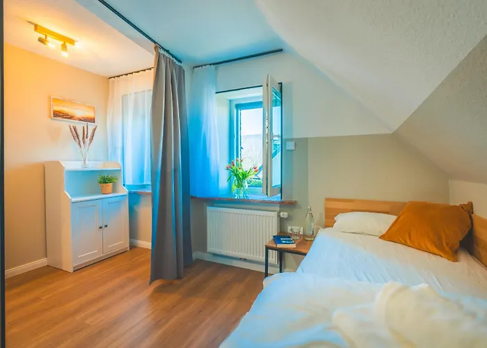 Sleeping - Red House - Grosses Haus Fuer Gruppen Mit 2 - 15 Betten - 2 Kuechen - Parkplaetze - Self Check-in