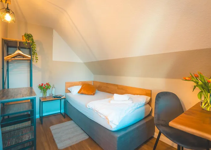 Sleeping - Red House - Grosses Haus Fuer Gruppen Mit 2 - 15 Betten - 2 Kuechen - Parkplaetze - Self Check-in Nyaraló *