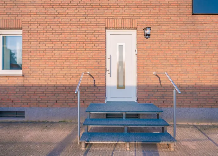 Sleeping - Red House - Grosses Haus Fuer Gruppen Mit 2 - 15 Betten - 2 Kuechen - Parkplaetze - Self Check-in *