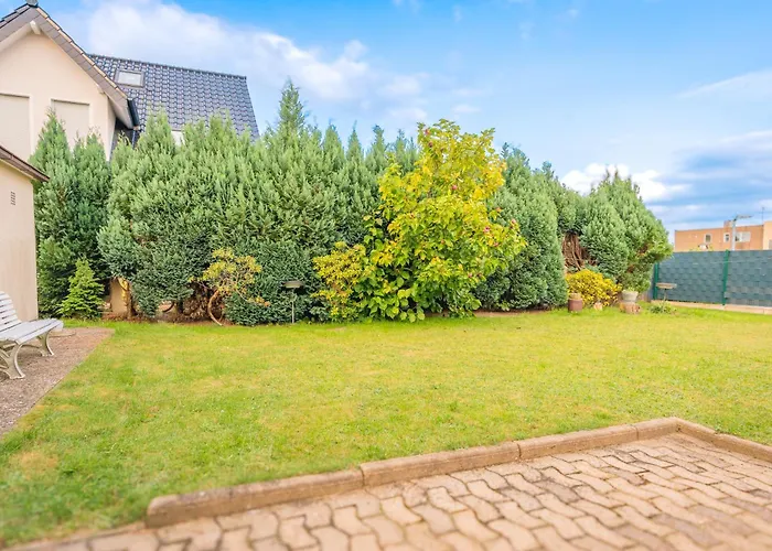 Nyaraló Sleeping - Red House - Grosses Haus Fuer Gruppen Mit 2 - 15 Betten - 2 Kuechen - Parkplaetze - Self Check-in *