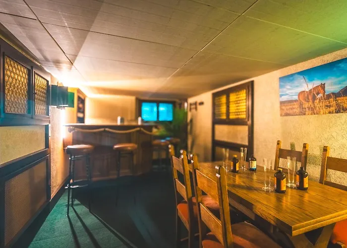 Nyaraló Sleeping - Red House - Grosses Haus Fuer Gruppen Mit 2 - 15 Betten - 2 Kuechen - Parkplaetze - Self Check-in