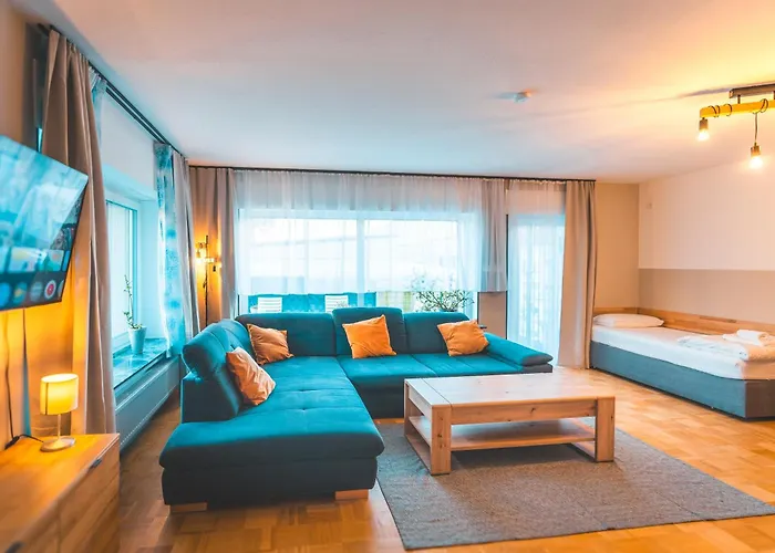 Sleeping - Red House - Grosses Haus Fuer Gruppen Mit 2 - 15 Betten - 2 Kuechen - Parkplaetze - Self Check-in