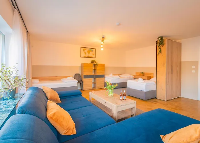 Sleeping - Red House - Grosses Haus Fuer Gruppen Mit 2 - 15 Betten - 2 Kuechen - Parkplaetze - Self Check-in Bielefeld