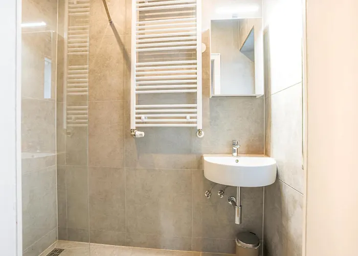 Nyaraló Sleeping - Red House - Grosses Haus Fuer Gruppen Mit 2 - 15 Betten - 2 Kuechen - Parkplaetze - Self Check-in *