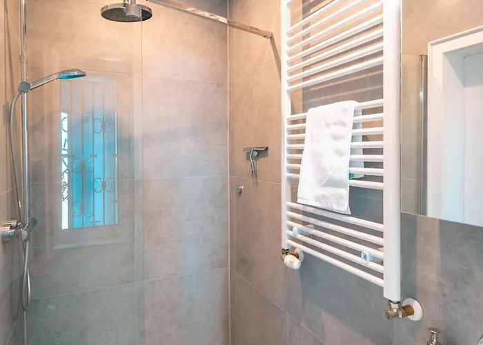 Sleeping - Red House - Grosses Haus Fuer Gruppen Mit 2 - 15 Betten - 2 Kuechen - Parkplaetze - Self Check-in Tatil Evi *