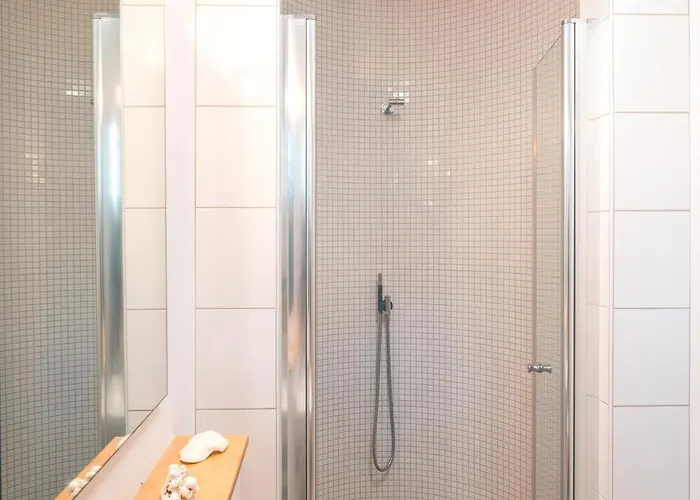 Sleeping - Red House - Grosses Haus Fuer Gruppen Mit 2 - 15 Betten - 2 Kuechen - Parkplaetze - Self Check-in Nyaraló