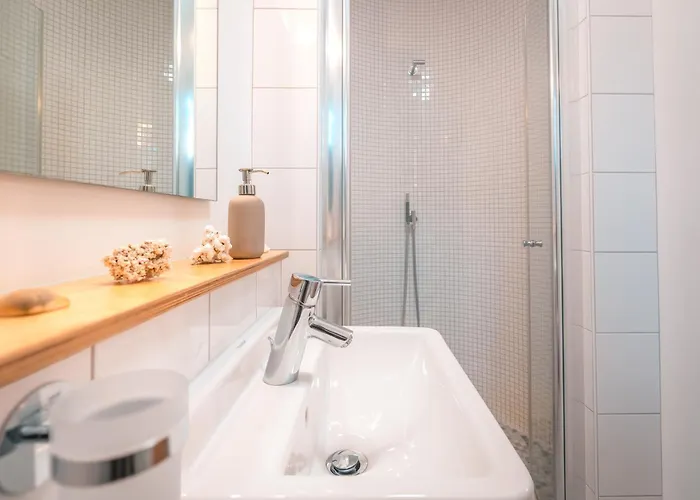 Sleeping - Red House - Grosses Haus Fuer Gruppen Mit 2 - 15 Betten - 2 Kuechen - Parkplaetze - Self Check-in *