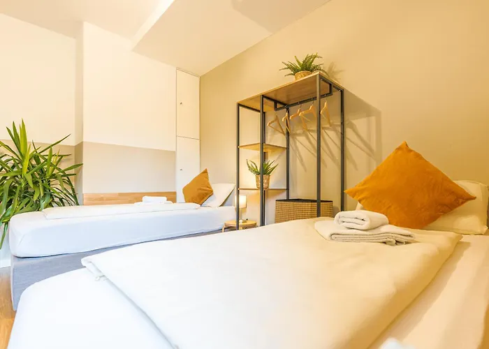 Sleeping - Red House - Grosses Haus Fuer Gruppen Mit 2 - 15 Betten - 2 Kuechen - Parkplaetze - Self Check-in Tatil Evi