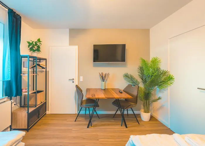 Sleeping - Red House - Grosses Haus Fuer Gruppen Mit 2 - 15 Betten - 2 Kuechen - Parkplaetze - Self Check-in Ferienhaus