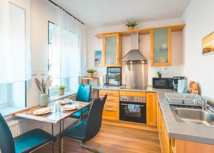 Ferienhaus Sleeping - Red House - Grosses Haus Fuer Gruppen Mit 2 - 15 Betten - 2 Kuechen - Parkplaetze - Self Check-in *