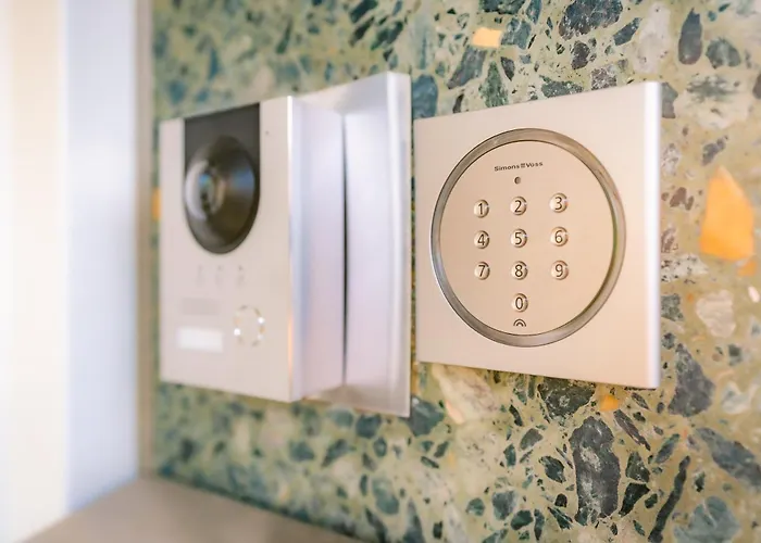 Sleeping - Red House - Grosses Haus Fuer Gruppen Mit 2 - 15 Betten - 2 Kuechen - Parkplaetze - Self Check-in Ferienhaus Bielefeld